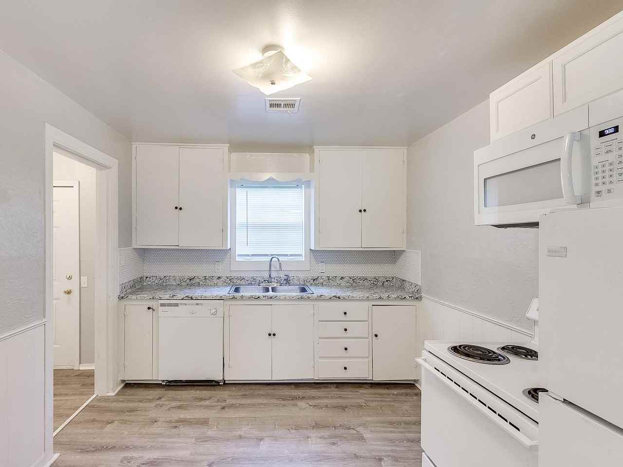 1947 N Louisa Ave - Photo 7 of 32