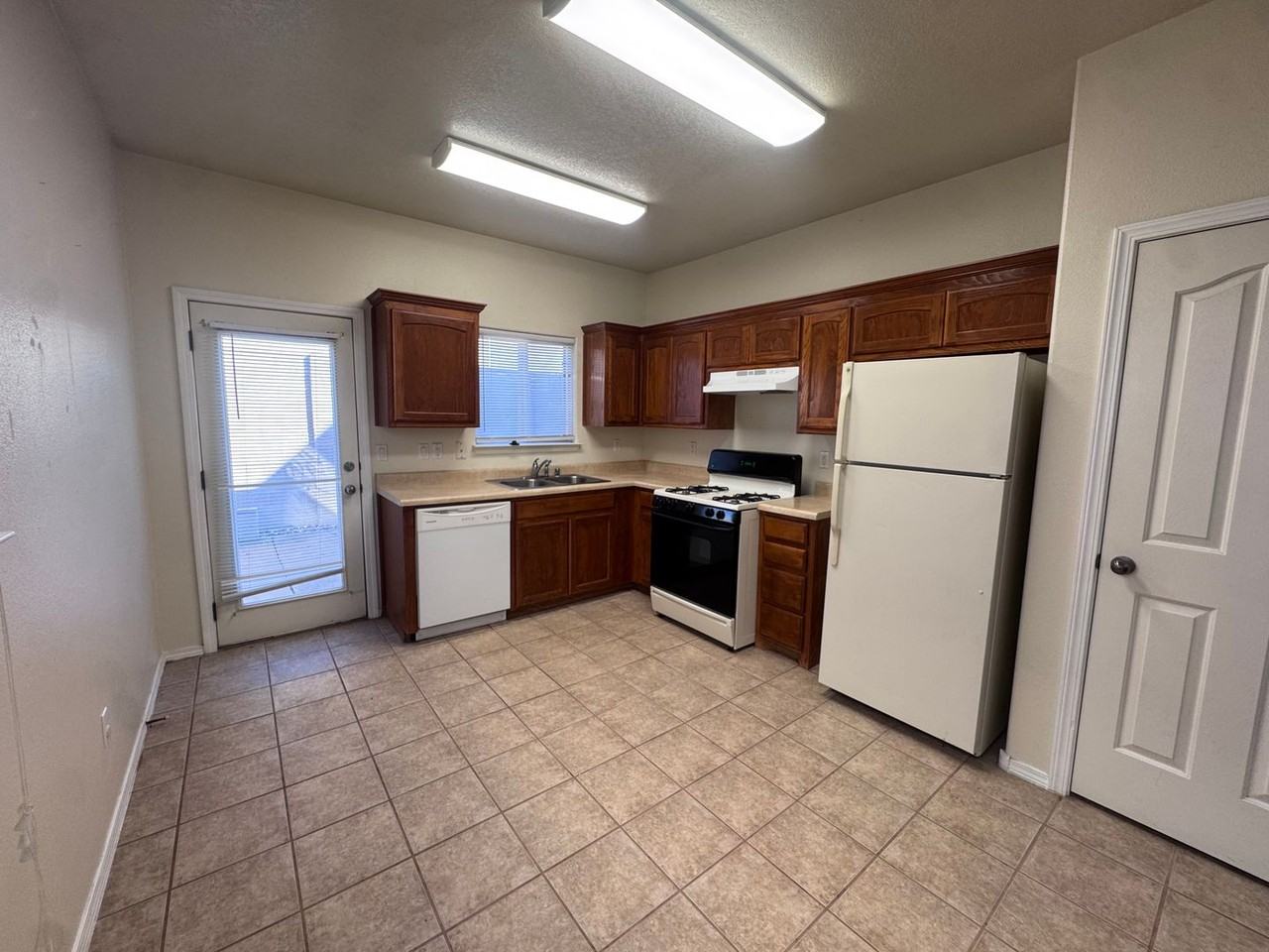 4835 Spanish Sun Ave Ne - Photo 5 of 15