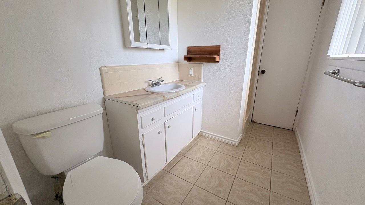 3002 Bandolina Ave - Photo 4 of 12