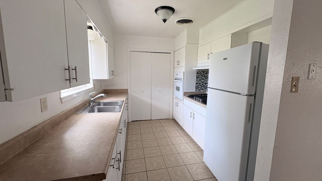3002 Bandolina Ave - Photo 5 of 12