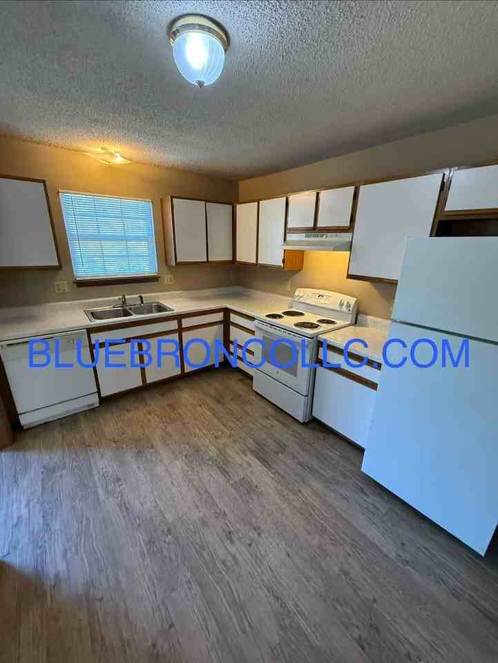 200 N Crest Dr - Photo 3 of 11