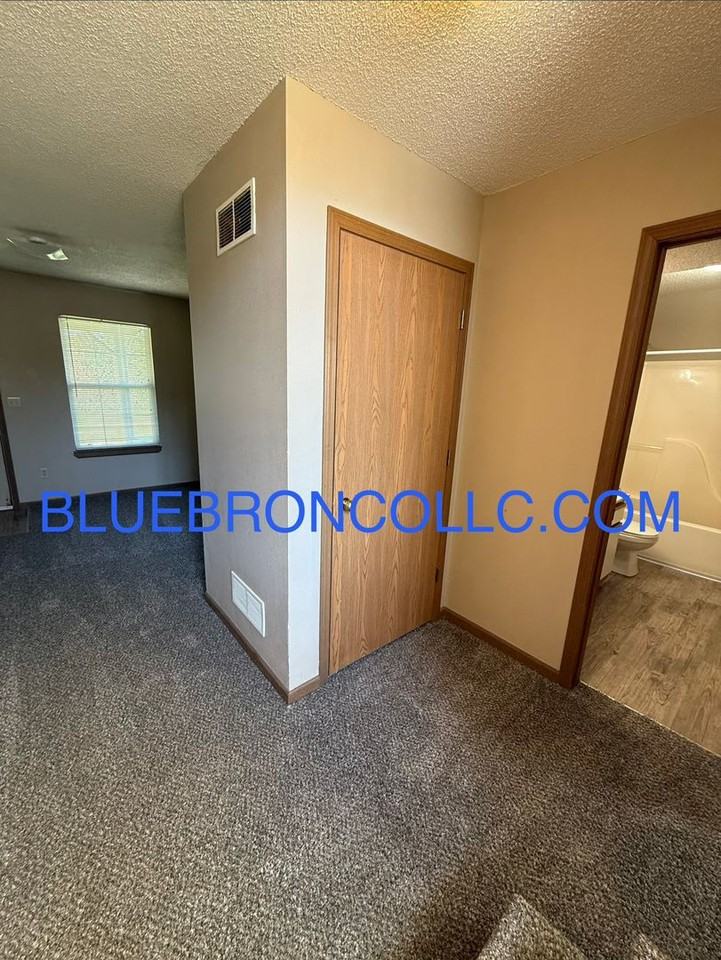 200 N Crest Dr - Photo 7 of 11