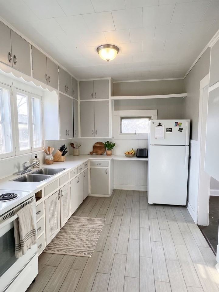 1112 W 9th St - Photo 3 of 7