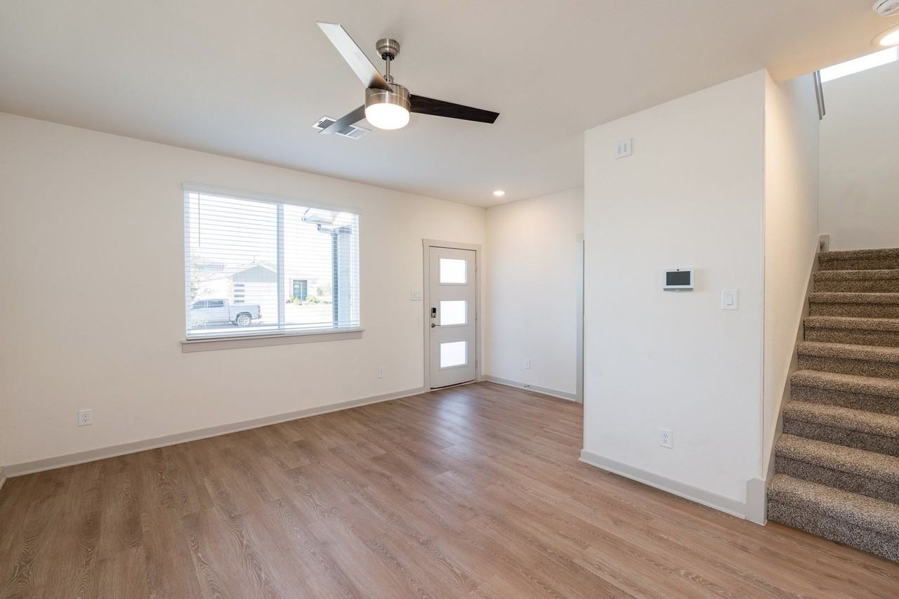 1307 Plymouth Rd - Photo 2 of 21