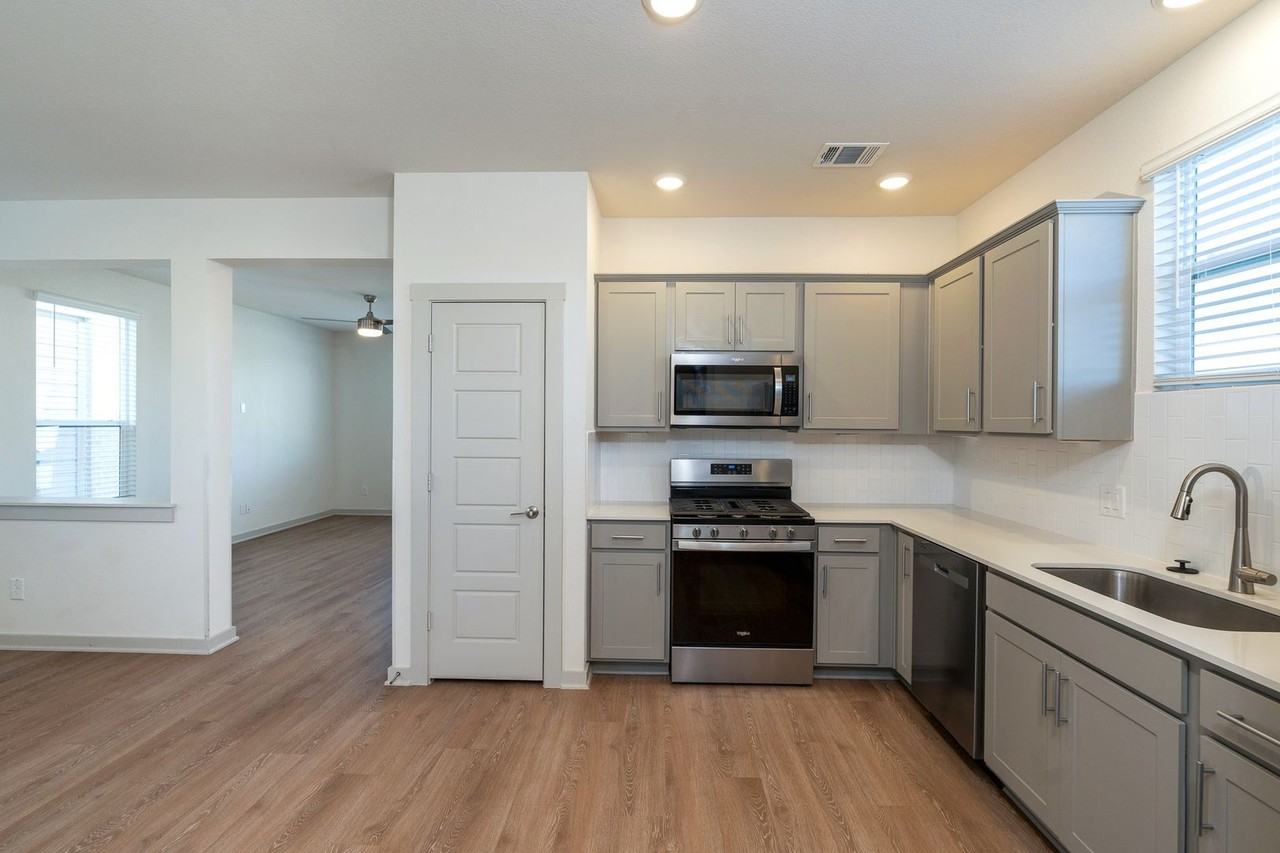 1307 Plymouth Rd - Photo 4 of 21