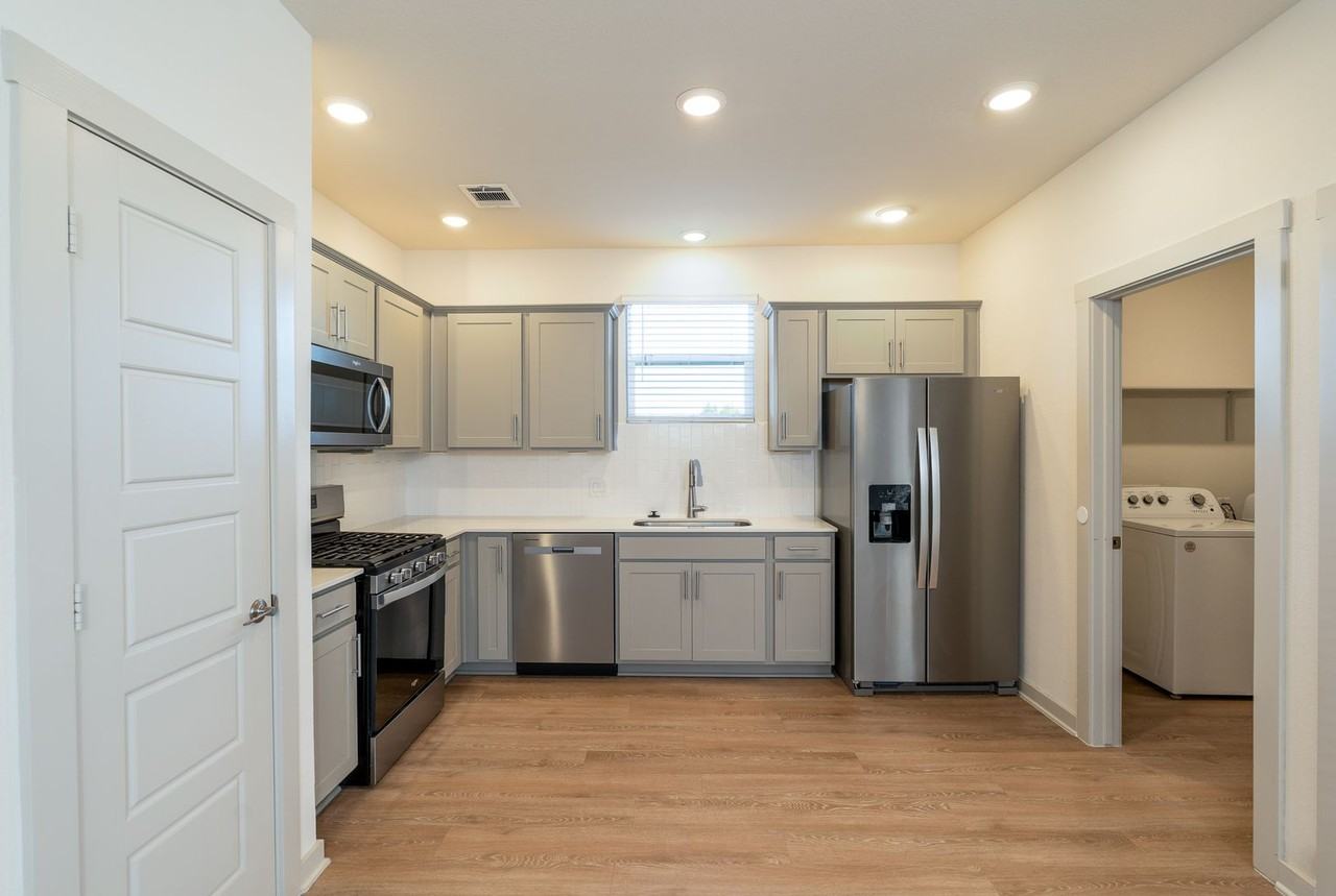 1307 Plymouth Rd - Photo 5 of 21