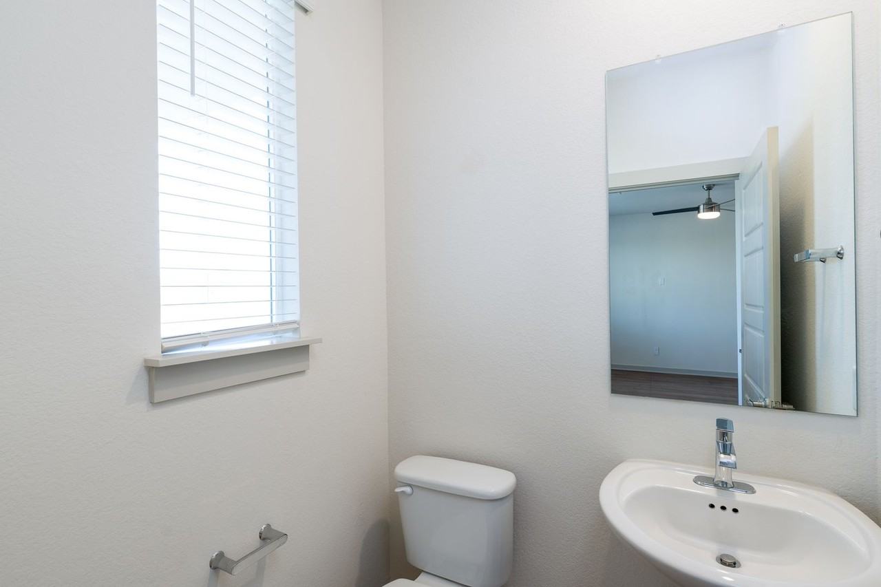 1307 Plymouth Rd - Photo 6 of 21