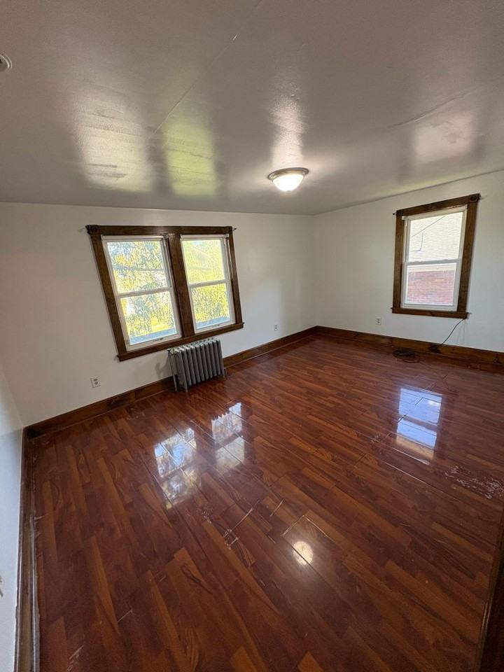 362 Fisher St #2R - Photo 3 of 10
