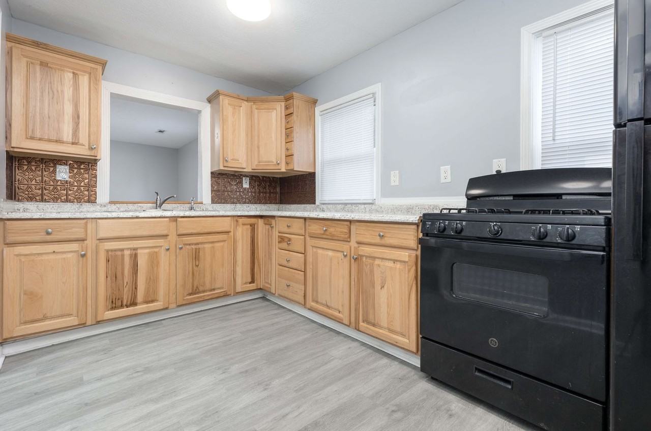 4103 S Brook St - Photo 7 of 21