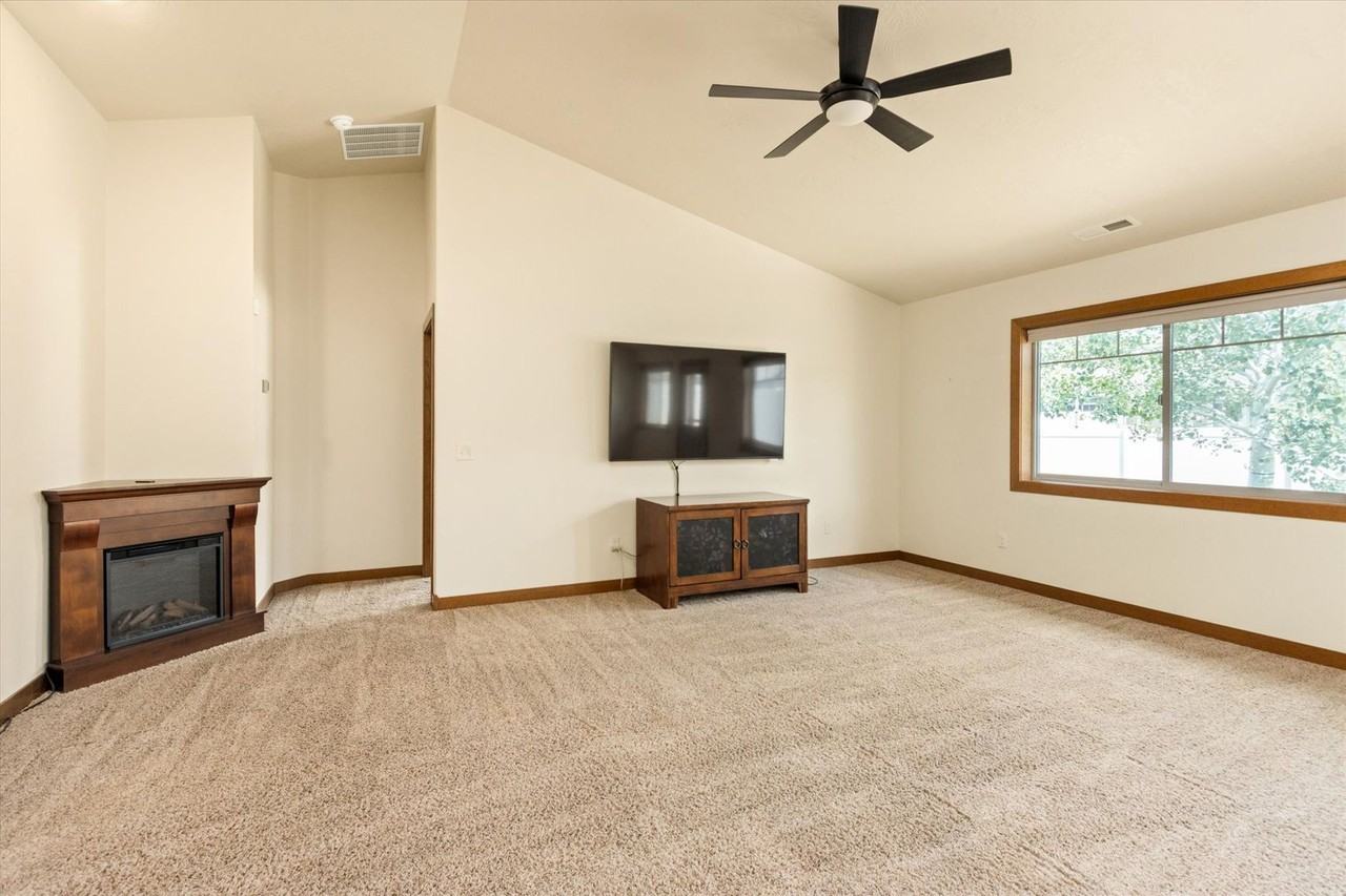 5933 Foxtail Loop W - Photo 6 of 29