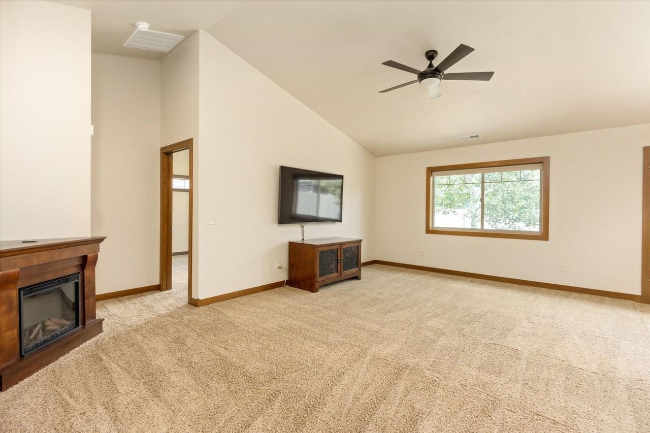 5933 Foxtail Loop W - Photo 7 of 29