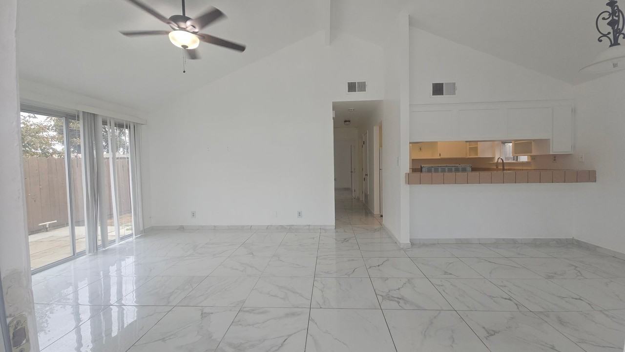 1030 Kaweah St - Photo 2 of 10