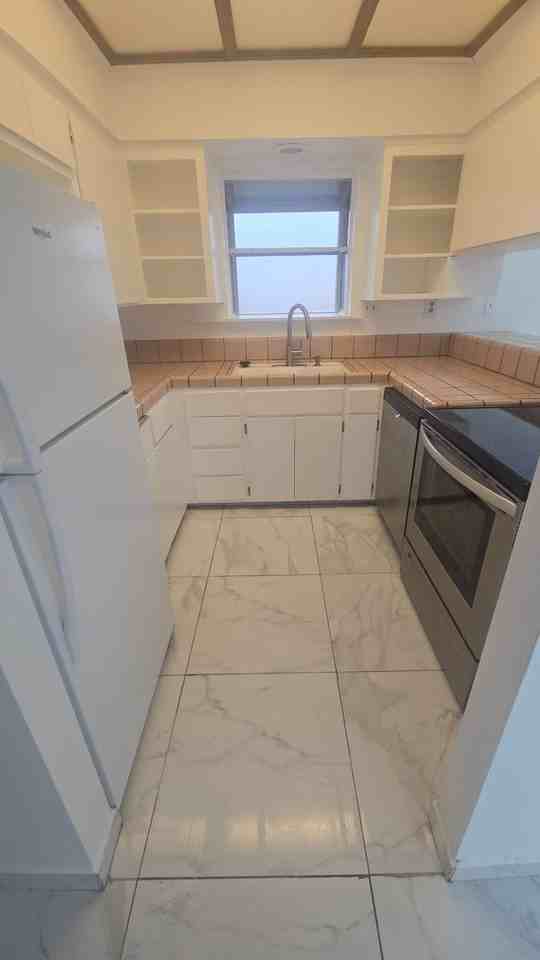 1030 Kaweah St - Photo 4 of 10