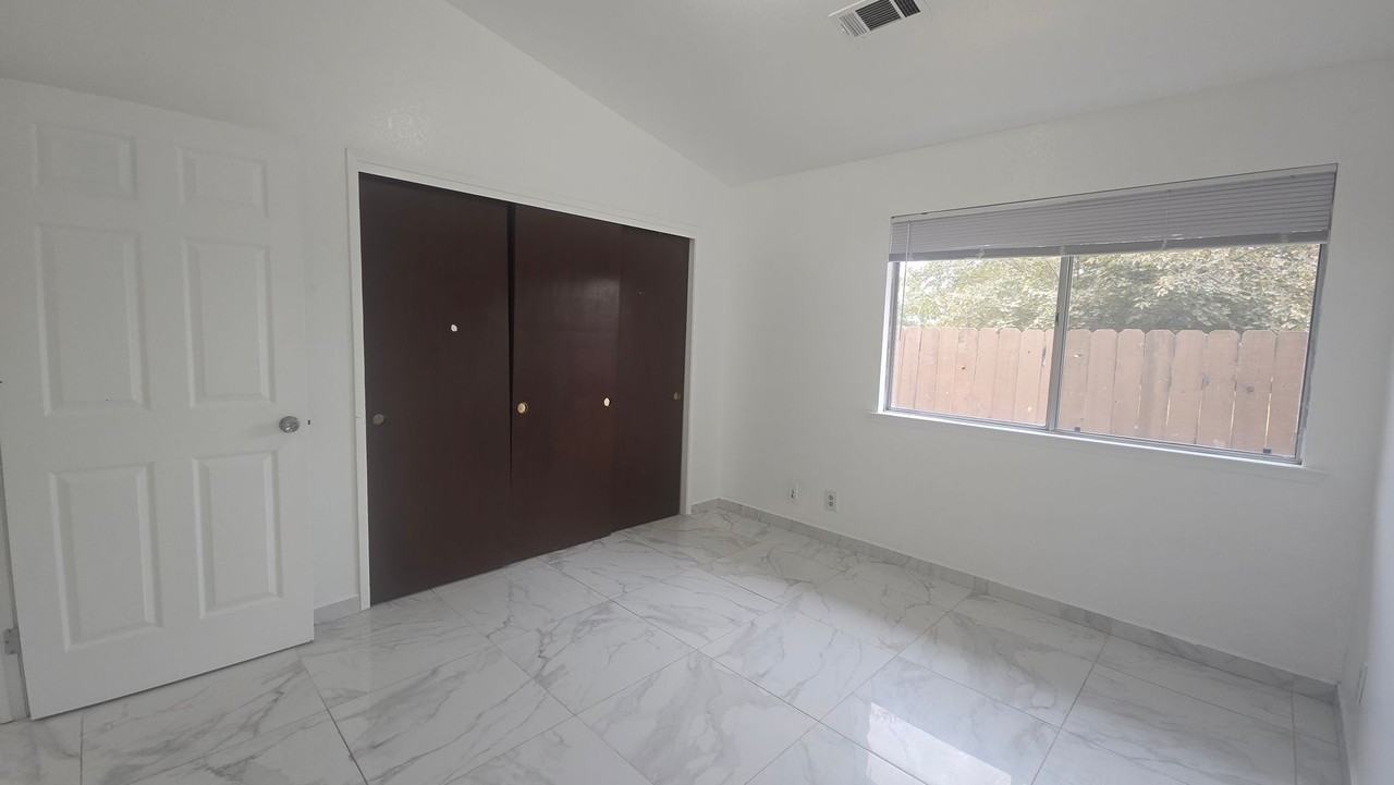 1030 Kaweah St - Photo 5 of 10