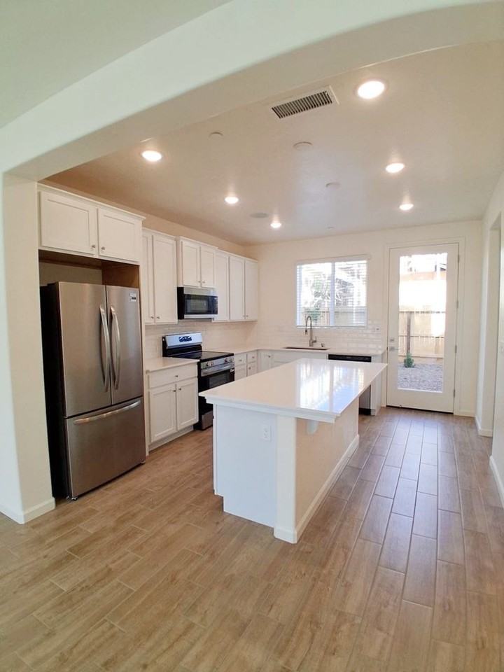 1501 Woodhill Ln - Photo 4 of 35