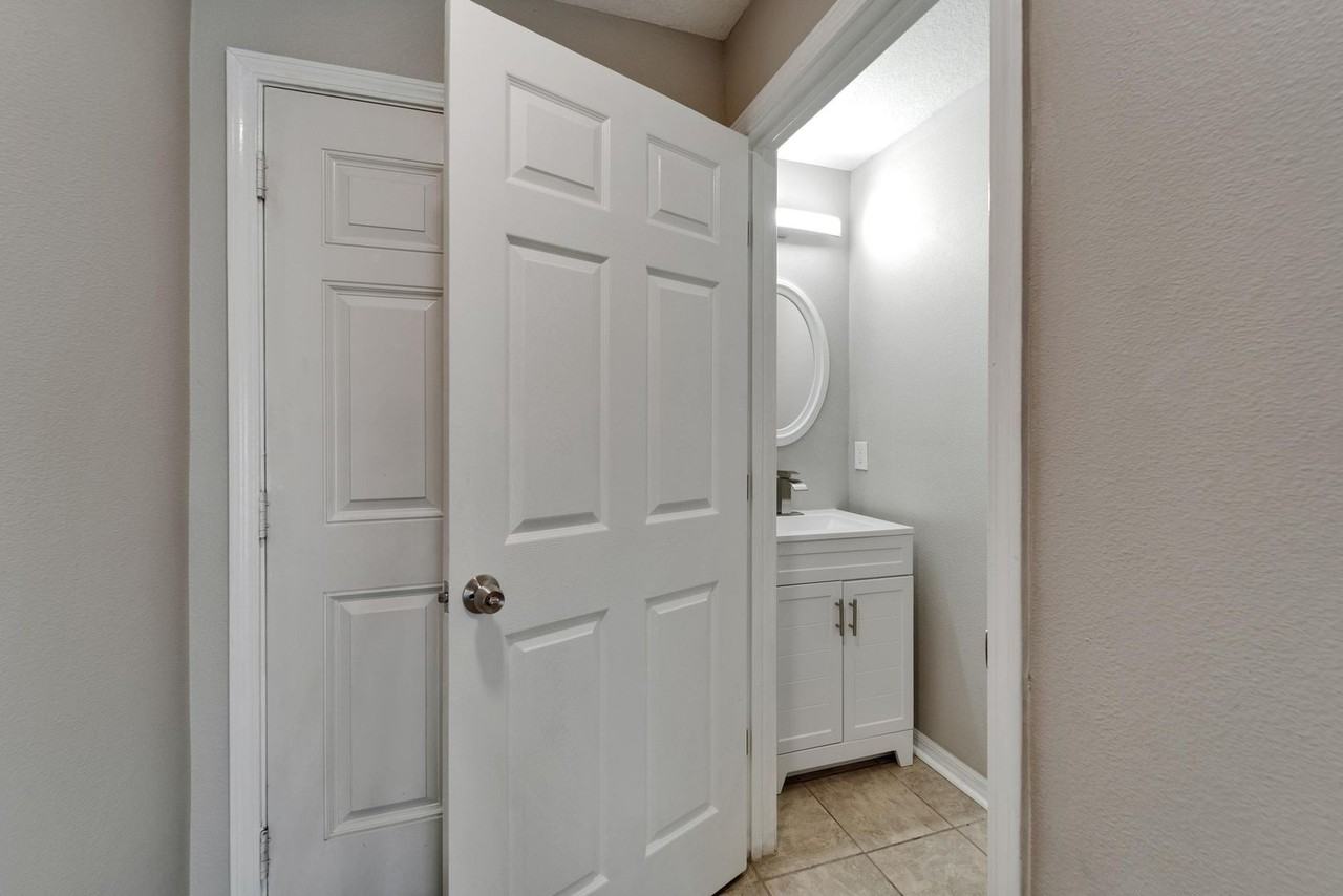 10840 Lake Saint Charles Blvd - Photo 5 of 35