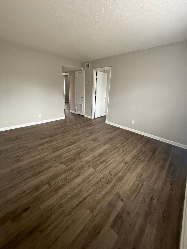 802 Riviera Dr - Photo 4 of 6