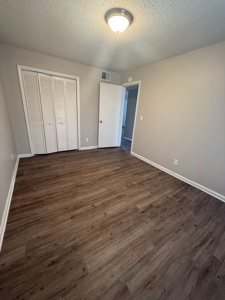 802 Riviera Dr - Photo 5 of 6
