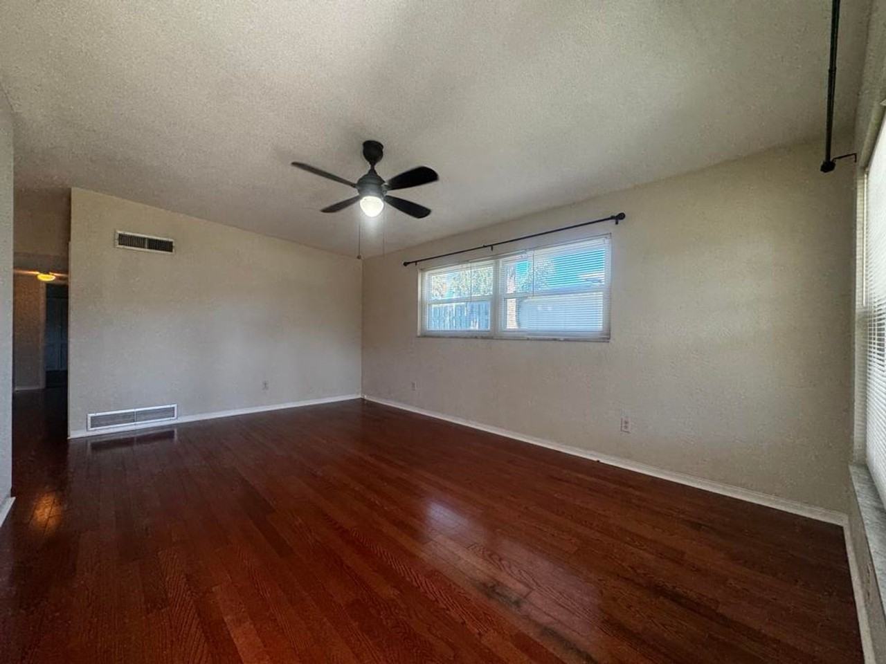 123 Bridgeport Rd - Photo 3 of 25