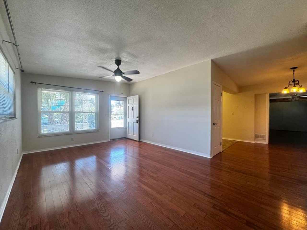 123 Bridgeport Rd - Photo 4 of 25