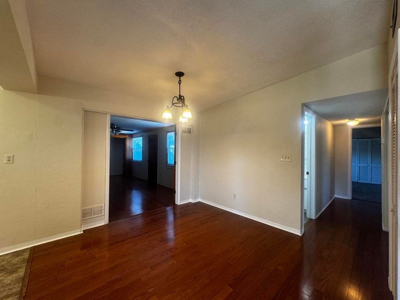 123 Bridgeport Rd - Photo 5 of 25