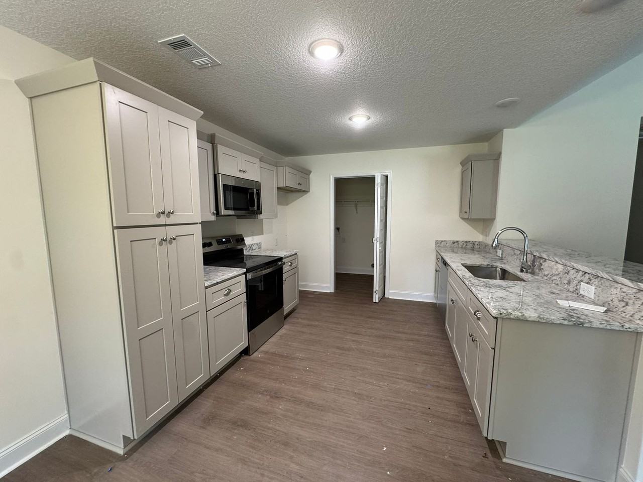 121 Beasley Rd - Photo 6 of 19