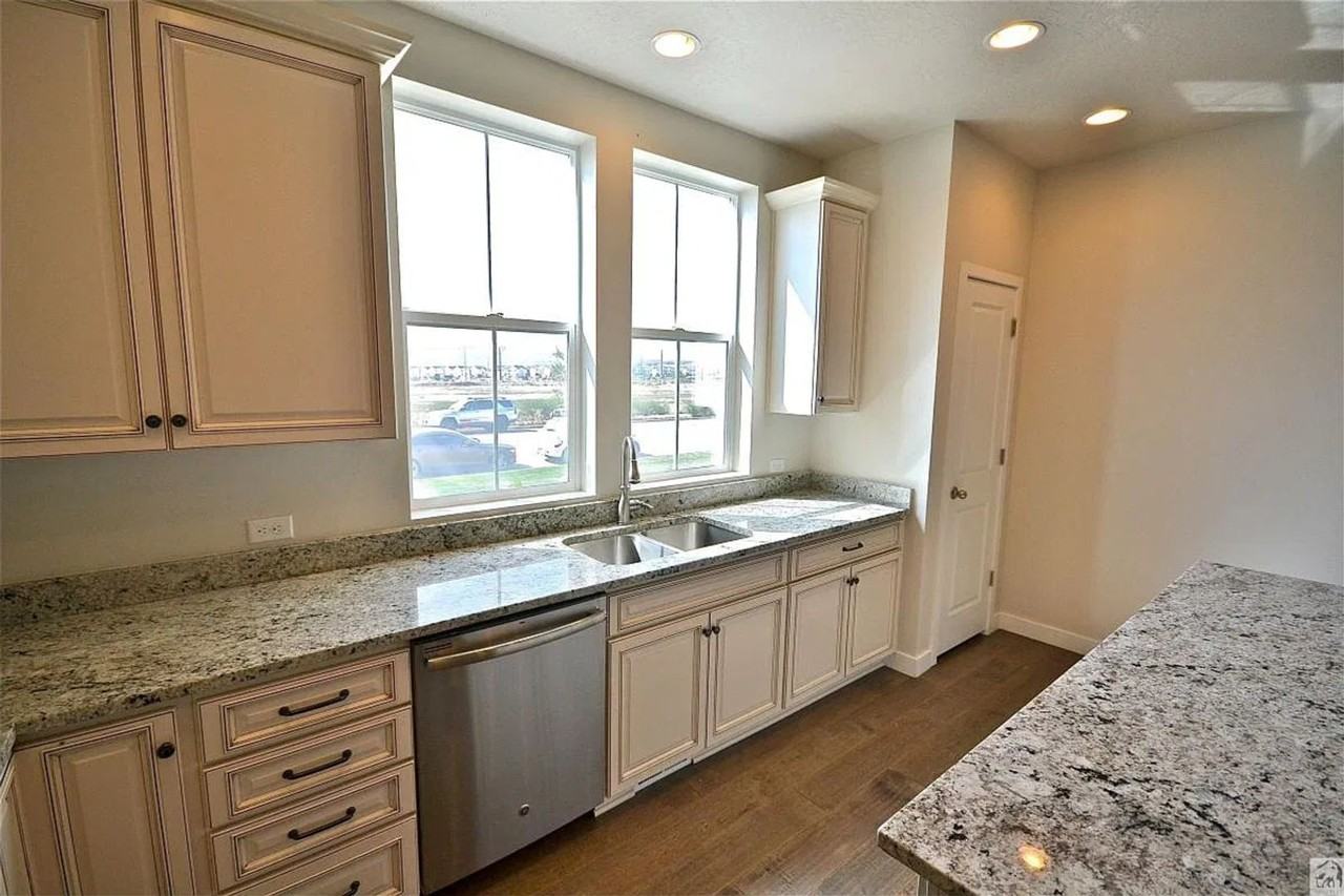 3486 W Waterbury Dr - Photo 4 of 29