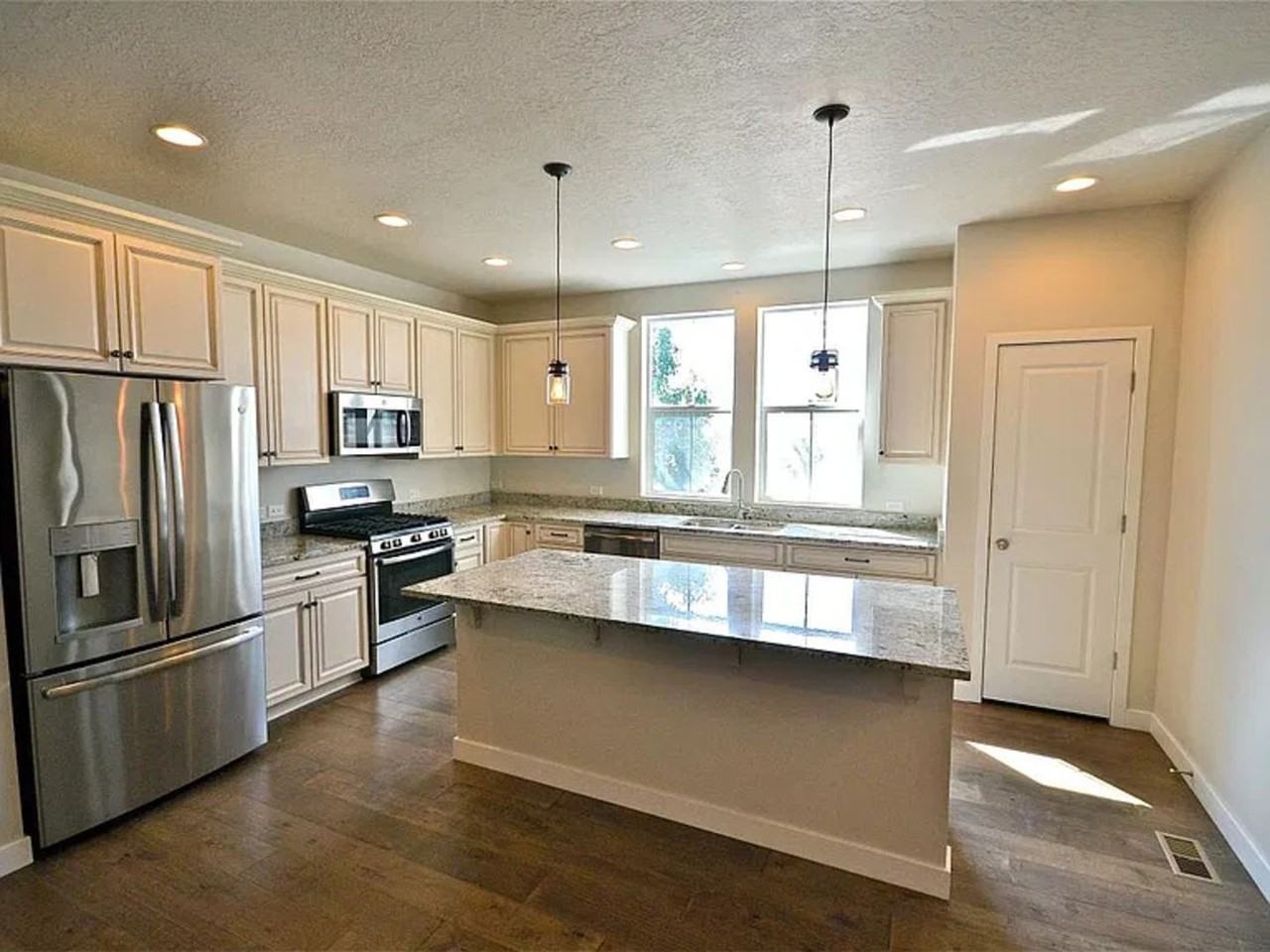 3486 W Waterbury Dr - Photo 6 of 29