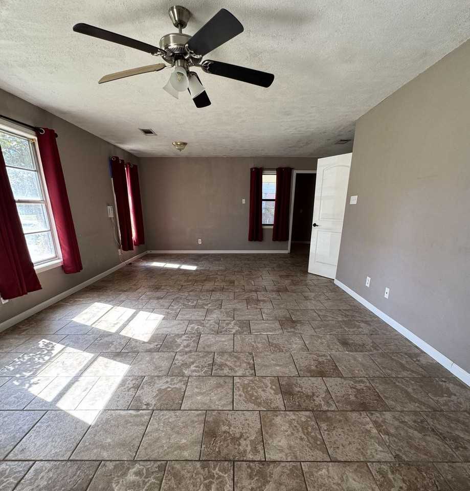 2103 Kimberly St - Photo 3 of 7