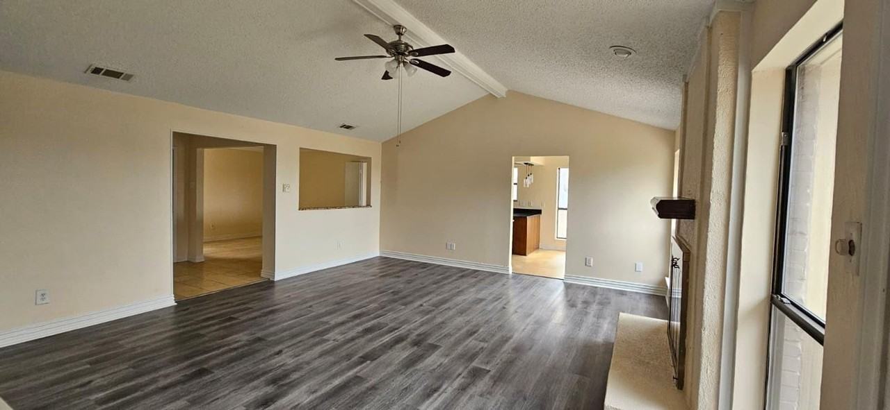 1721 Saint James Dr - Photo 4 of 30