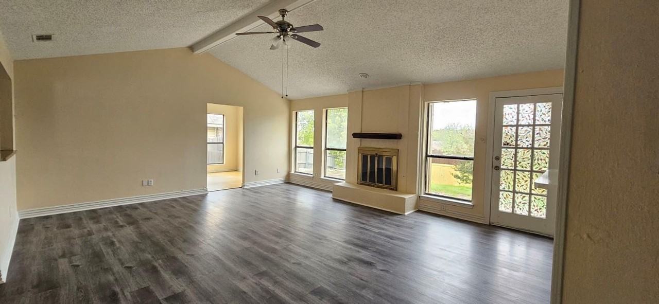1721 Saint James Dr - Photo 5 of 30