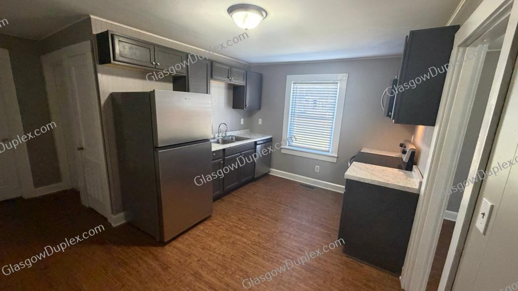 211 N Lewis St - Photo 4 of 9