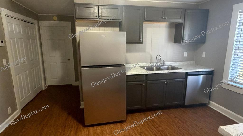 211 N Lewis St - Photo 6 of 9