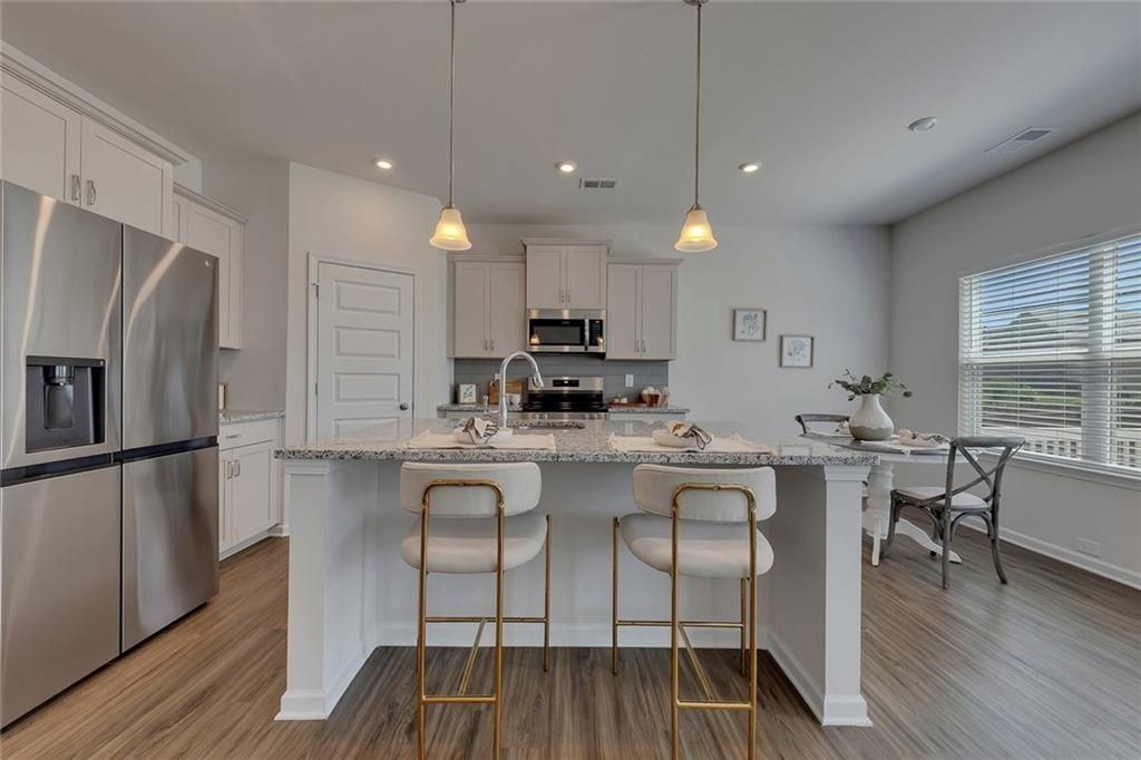 350 Cranston Dr - Photo 7 of 30