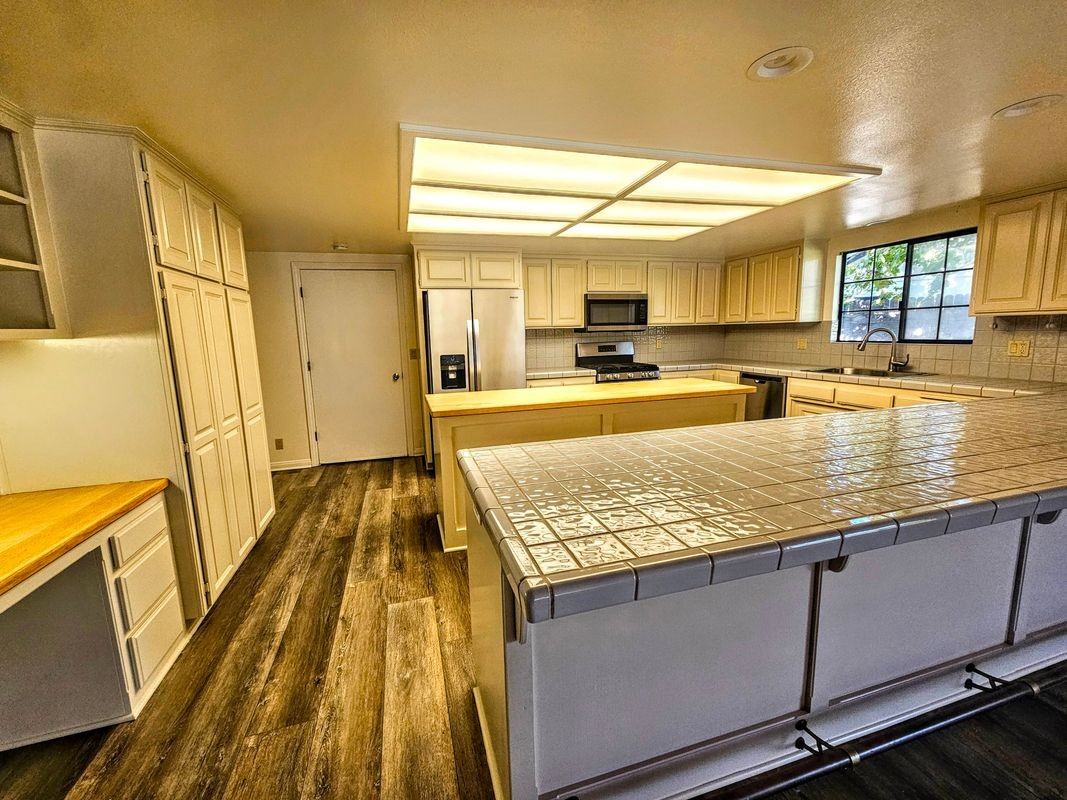 1348 Cheyenne Ln - Photo 3 of 16