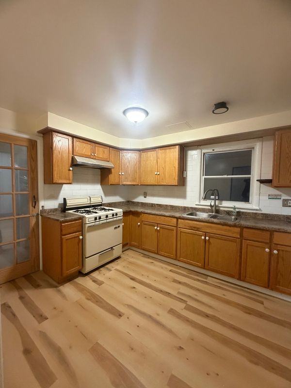 194 Jewett Ave - Photo 6 of 15