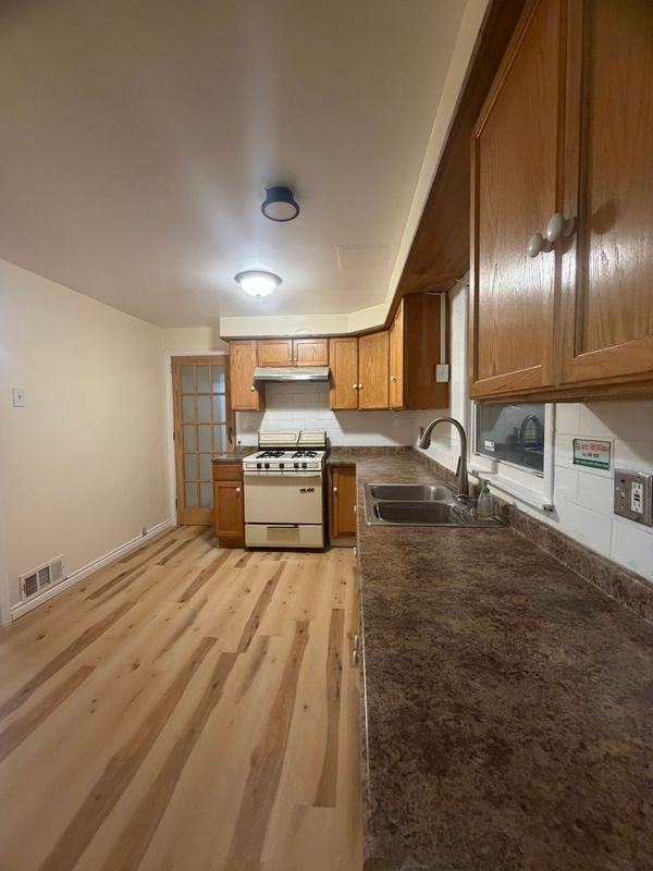 194 Jewett Ave - Photo 7 of 15