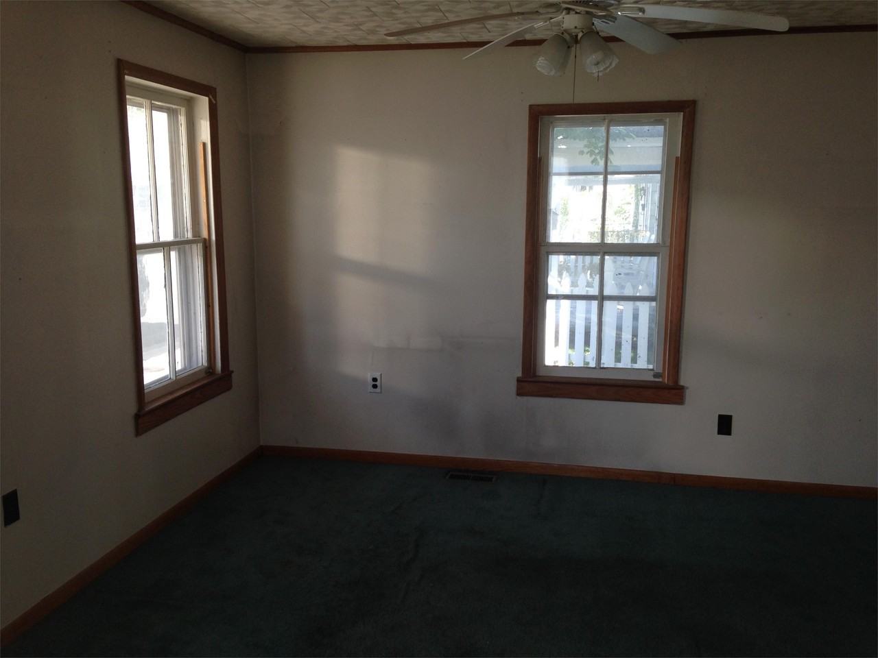 431 E Race St - Photo 3 of 20