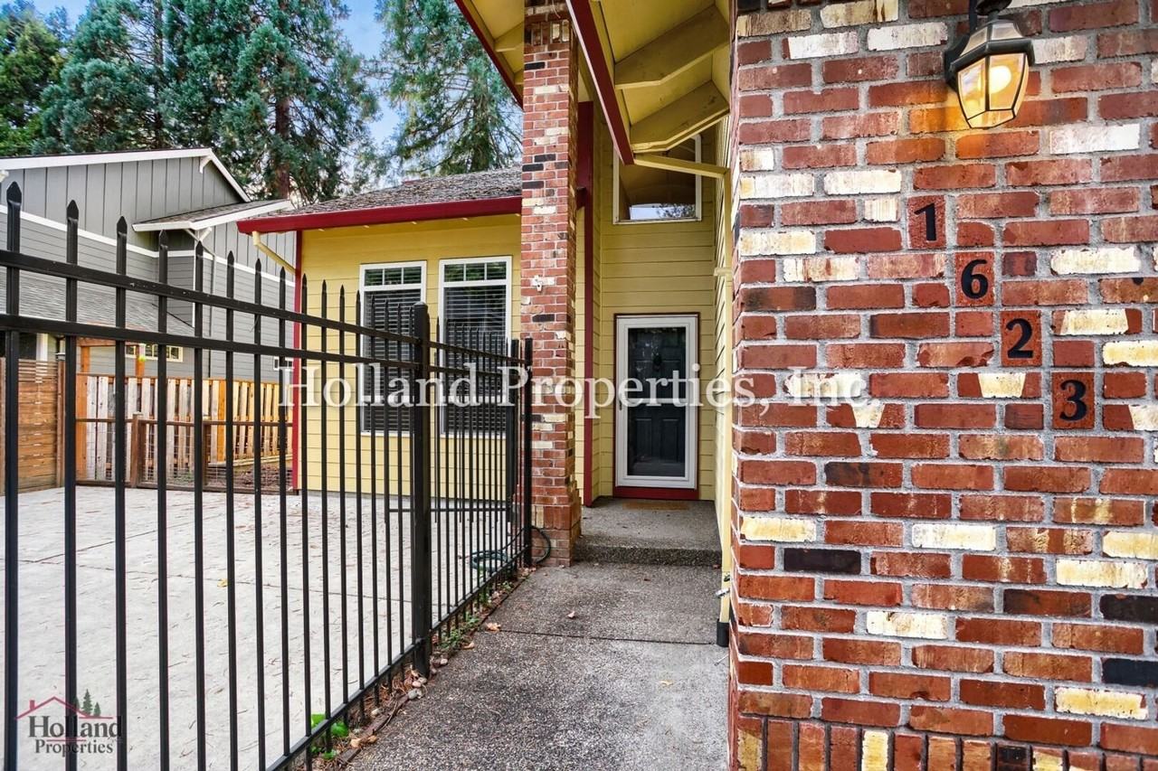 1623 Sw Sahnow Dr - Photo 3 of 29