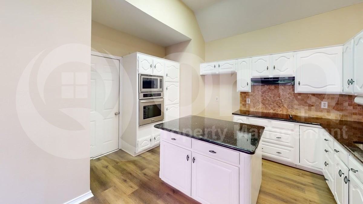 1716 Seminary Dr - Photo 3 of 20