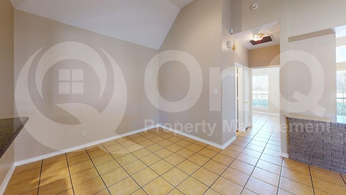 1716 Seminary Dr - Photo 5 of 20