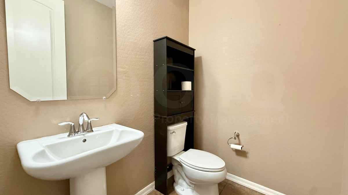 915 S Osborn Ln - Photo 6 of 33