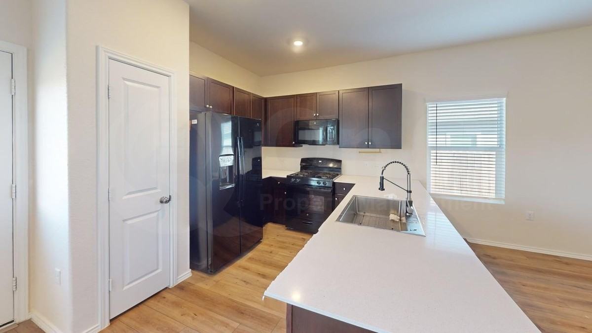 2816 Schwartz Ln - Photo 4 of 17