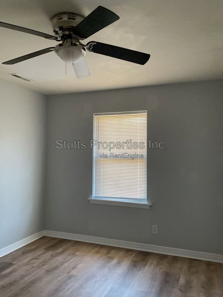 1721 Northern Blvd - Photo 4 of 8