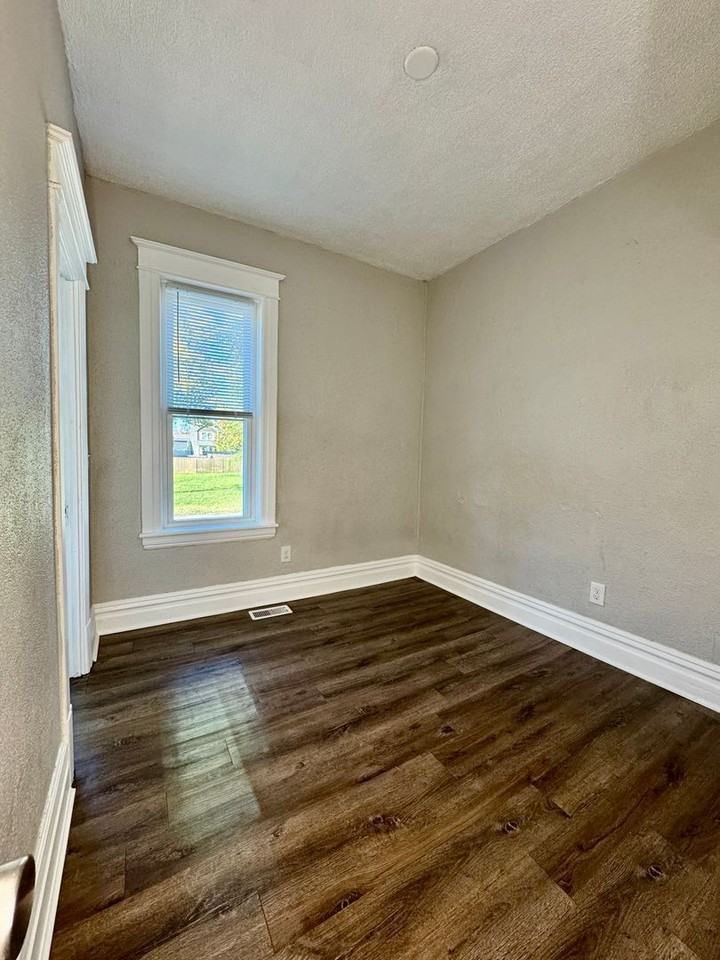 1264 5th St - Photo 5 of 12