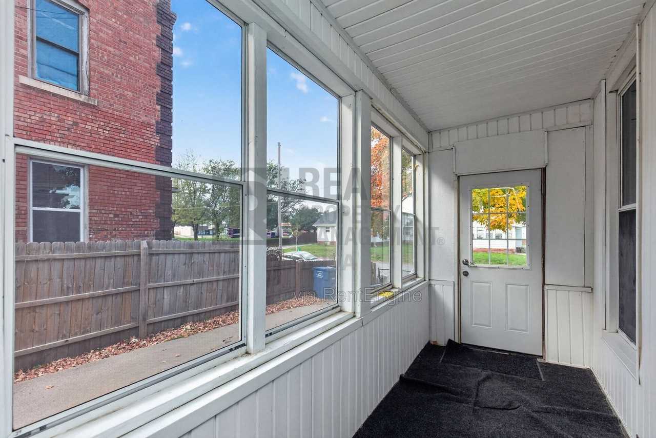 1233 E 12th St - Photo 3 of 24
