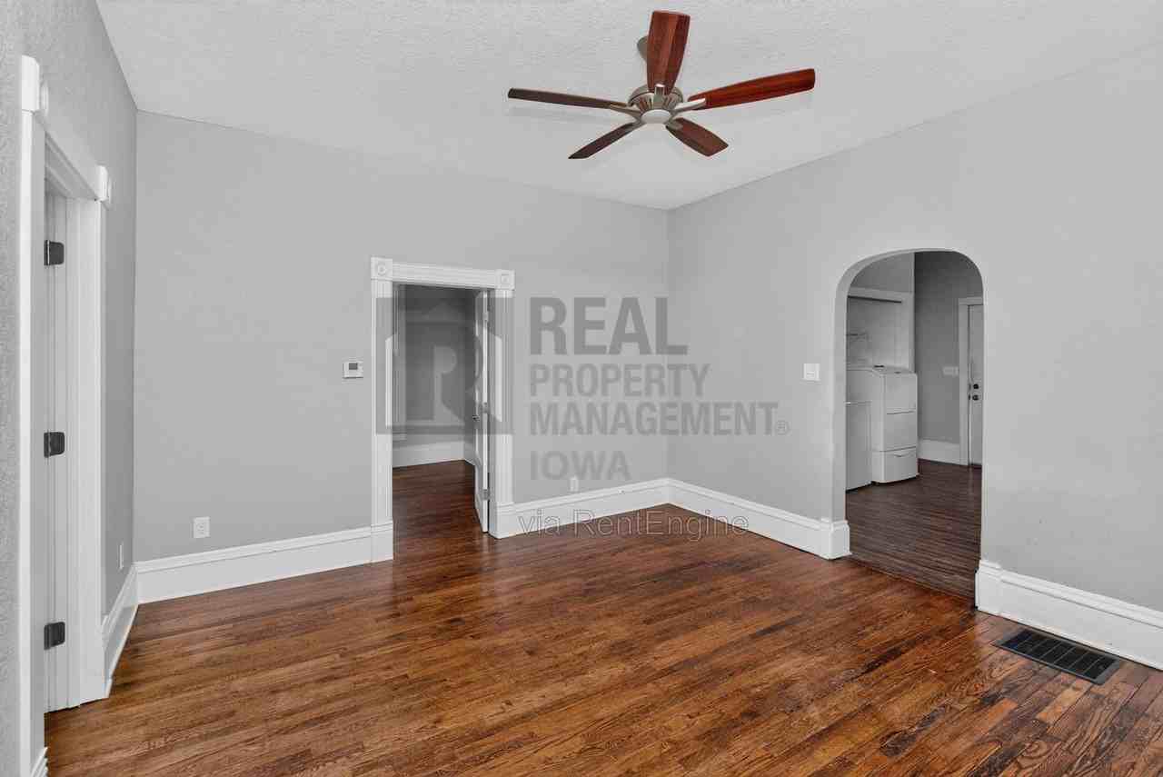 1233 E 12th St - Photo 4 of 24