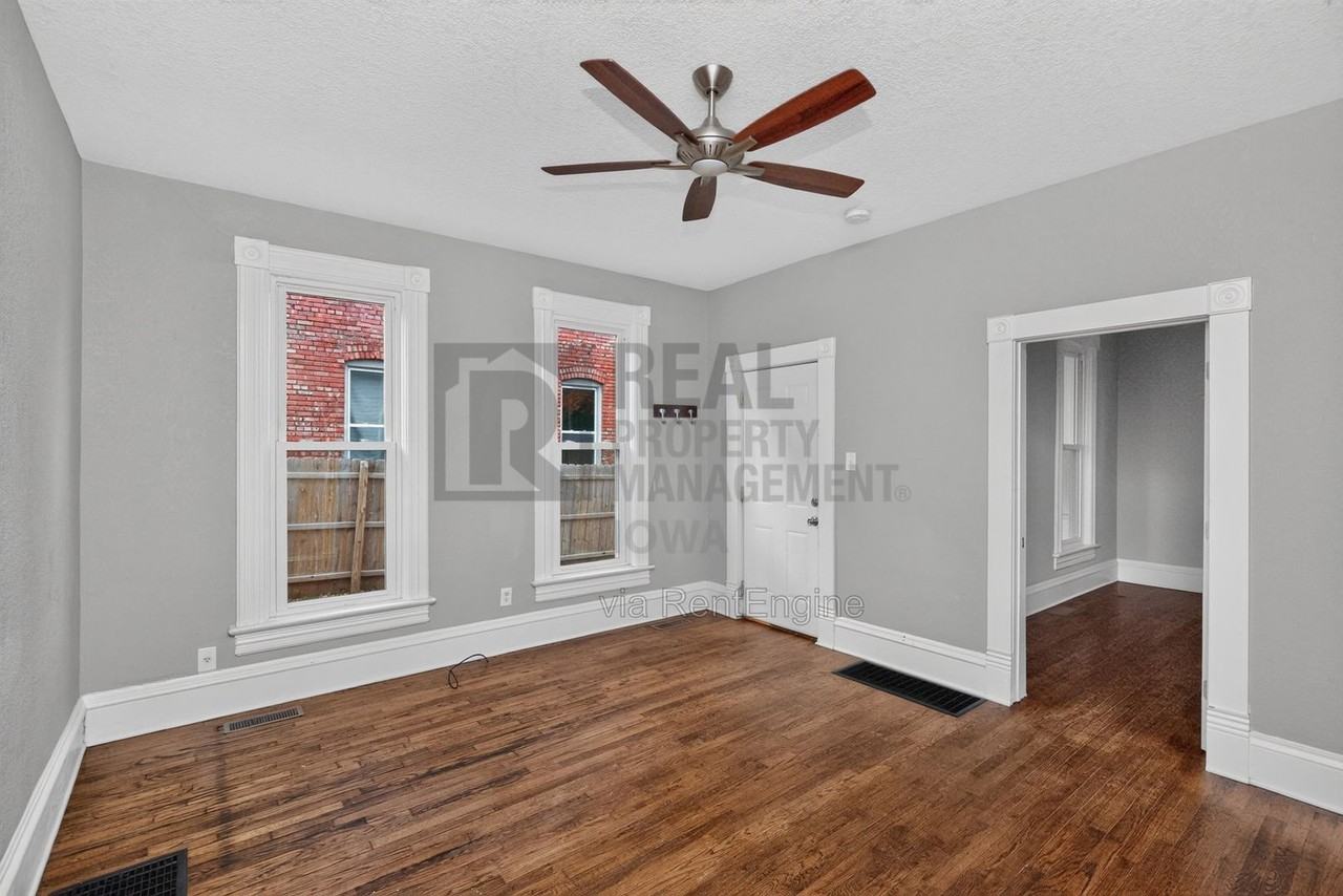 1233 E 12th St - Photo 7 of 24
