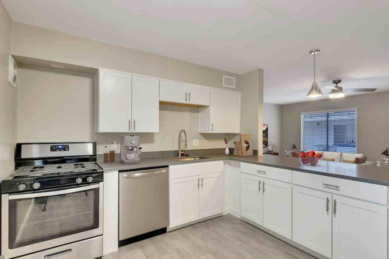 714 E 10th St #11 - Photo 5 of 34