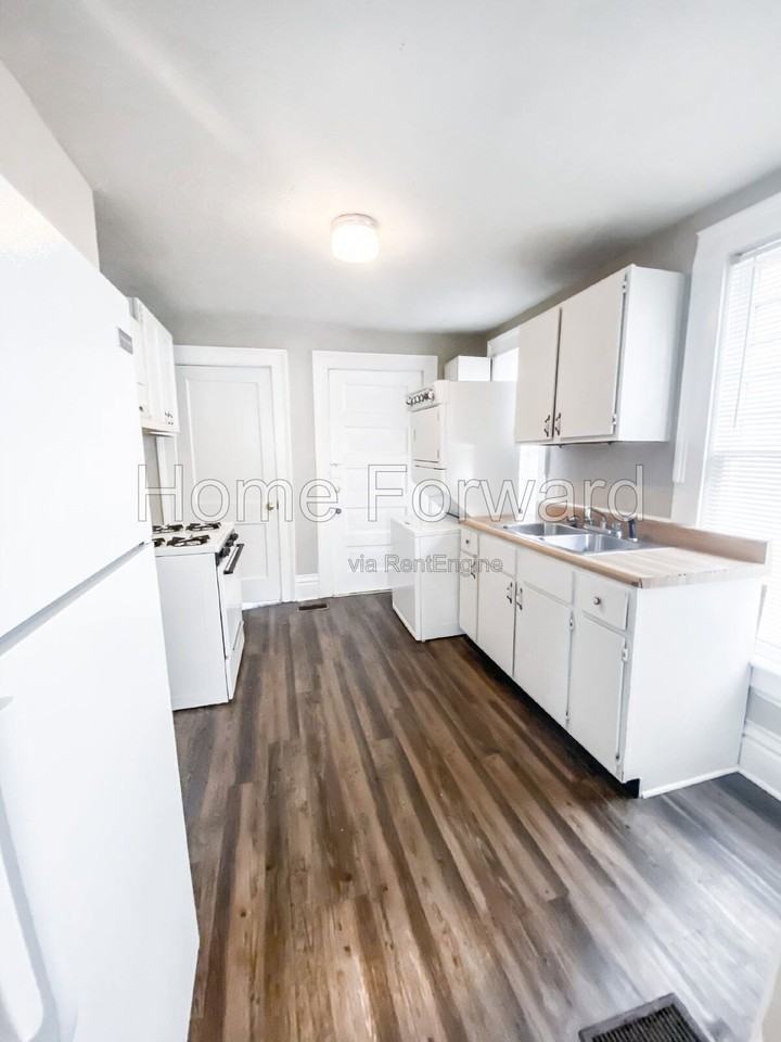 105 Hagerman Ct - Photo 3 of 14